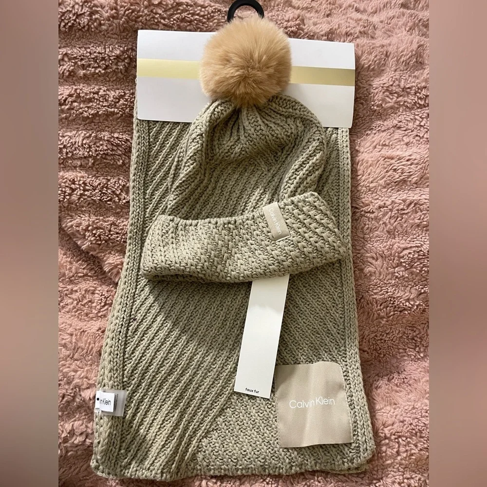 NWT Calvin Klein Knit Beanie and Scarf Gift Set